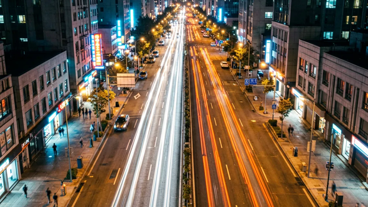 黑桃视频热门推荐封面——城市夜景延时摄影，镜头从高楼俯瞰车流光轨